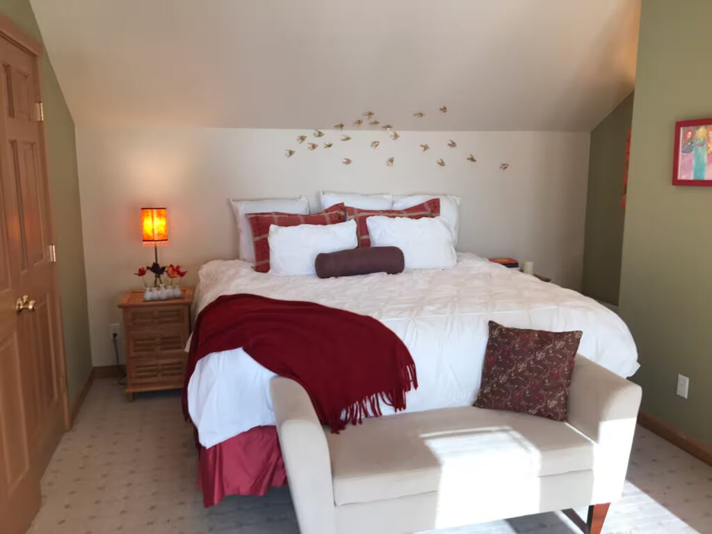 Patties-place_smallroom